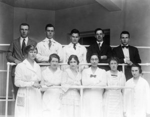 Dr. Dorothy Edwards (first row, second from left) with her 1922 JHU SOM pathology class.